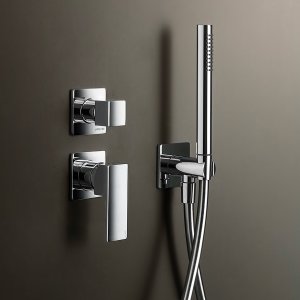 洗面器の上の Fantini Mint 壁付け水栓、Matt Black