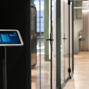 ワークステーション横のダークカラーの Framery One Compact