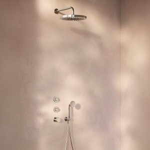 フックに掛けたFloraのハンドシャワーとホース