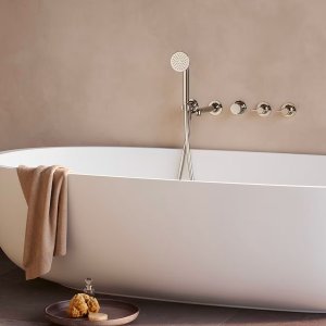 天井に埋め込んだAcquafitヘッドシャワーとノズルの模様