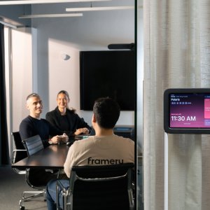 Framery Four のウール張りソファとクッション