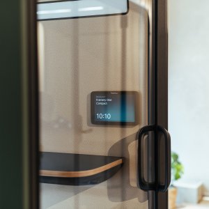 Framery One Compact 内でのビデオ会議の様子