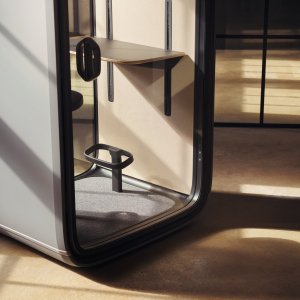 Framery One 内でのビデオ会議の様子