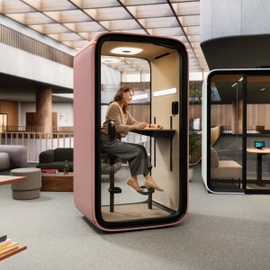 Framery One 内部の電動昇降デスク