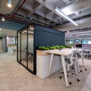 天板に埋め込まれた電源のある Framery Six のテーブル