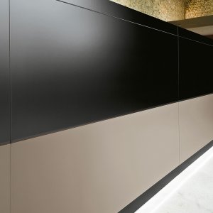 受付カウンター Vogue の天板下を走る点検可能なケーブルトレー