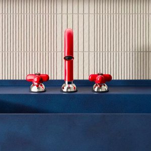 シャワーと洗面を青でそろえた浴室、Fantini I Balocchi