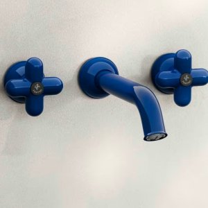 赤い四つ葉形ハンドルとクロームの台座、I Balocchi の細部