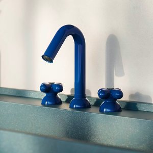 Fantini I Balocchi の赤い弧形吐水口のクローズアップ