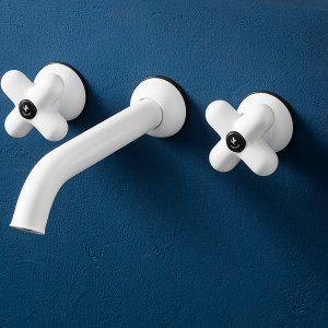 青い洗面器に載る赤とクロームの3ホール水栓 Fantini I Balocchi