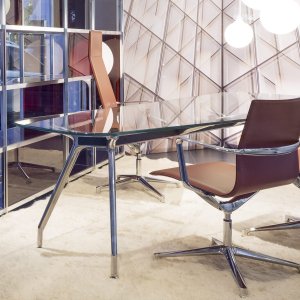 ブルガリアンレッドの Kuna Chair