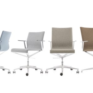 ICF Office の会議チェア Stick Chair が並ぶ会議室