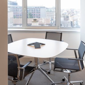 ICF Office のグライド付き四つ星ベース