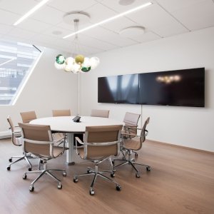 メッシュとレザーで展開するICFのUna Chairコレクション