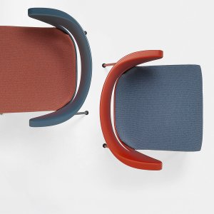 ブロンズ塗装のクロスそり脚とラバ色シェルのKicca