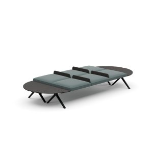 二つのバックレスト付きクッションの間のミドルアームレスト