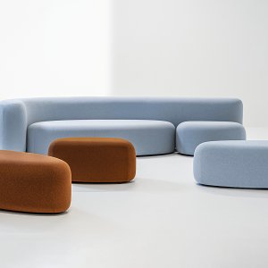 Lisse ソファに二つのプーフを寄せた構成