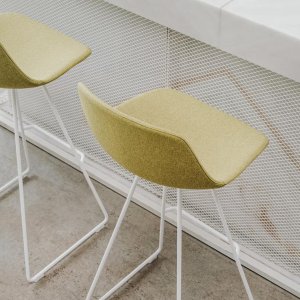 ホワイトオーク脚の Miunn スツール