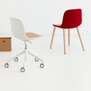 壁際に重ねられた Seela のスタッキングチェア