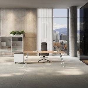 Las MobiliのÉnosiデザイナーズデスク — エクストラホワイトの裏面塗装ガラス天板とクロムの円錐形レッグ