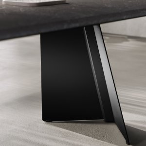 Calacattaセラミック天板と黒V字脚のMonolithローテーブル