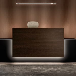 45度留め接ぎで組まれたブラルコのルクス受付カウンター