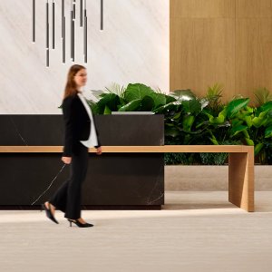 Martex の受付カウンター Kyo Reception、厚い天板