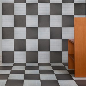 役員フロアの化粧室に張った Aurore Light Grey Grid S と Grid L