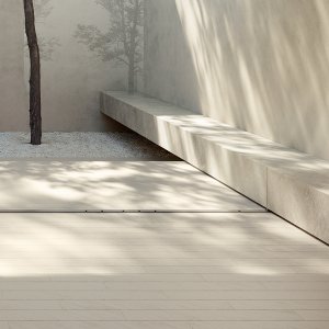 床と壁を同じ色にした来客用トイレの Otto Mutina