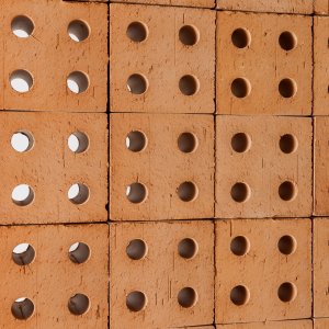 木製プロファイルに立つ天井高の Bloc 壁