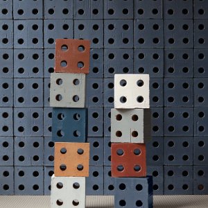 Bloc Blue の壁の前に積まれた色とりどりのブロック