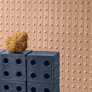 Mutina の Punto セラミックピースで仕上げた壁、レリーフの質感