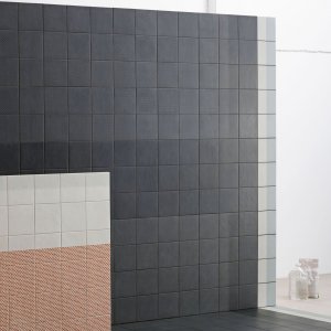 Mutina Tape コレクションの Base Black タイル