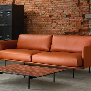Quinti New York 2人掛けソファ コニャック色の革張りと黒いスチール脚