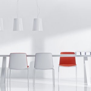 オーク突板貼り無垢材の脚を持つ Arki-Table ARKW