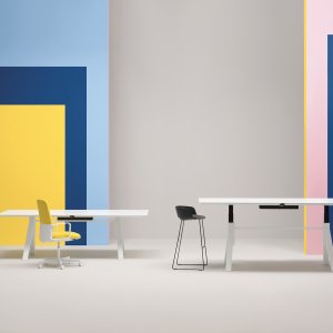 114 cm まで上げた電動昇降テーブル Arki-Table ADJ