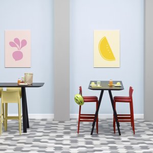 屋外用粉体塗装の Arki-Table をテラスに置いた様子