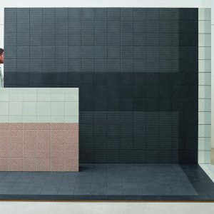 Mutina の Tape を柄違いで混ぜて張った釉薬掛け磁器質タイルの床