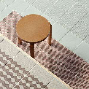 Tape コレクションの Cobble Blue 柄 釉薬掛けタイル