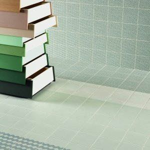 Tape コレクションの Grainy Brown 柄 釉薬掛けタイル