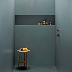 Primavera Verde の板面、ピンクとブルーの陶片