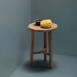 Primavera Bianco の床に置かれた曲木の椅子