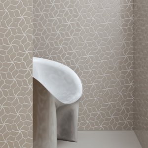 光の反射をまとう Botanica Grey Glossy