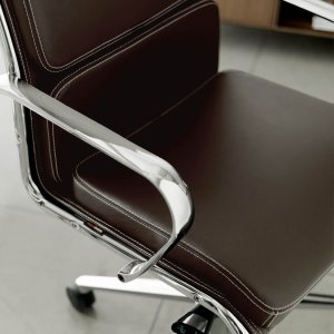東京のエグゼクティブオフィスに置かれたThe Season Comfort、コニャック色の本革