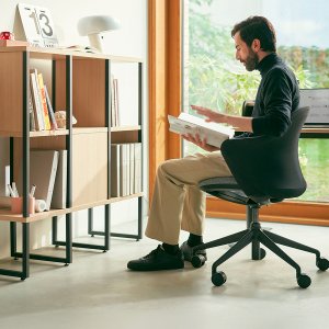 se:flair の座面下、バサルトグレーの高さ調節レバー