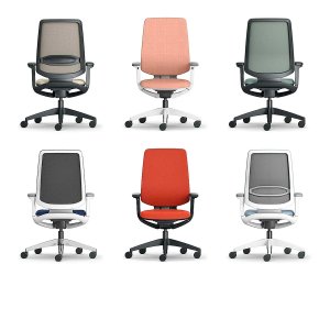 6人用ベンチデスクを囲むサンド色のスリム張地の se:flex 4脚