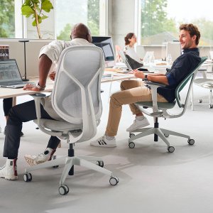 6 人掛けベンチを囲むセージ色の張り地背 se:kit オフィスチェア