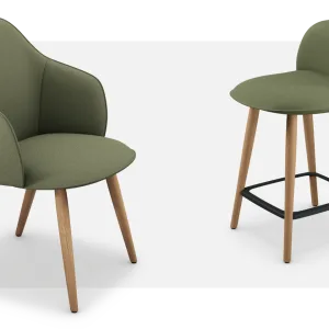 クロームメッキのスレッド脚に載る張りぐるみの se:café soft chair