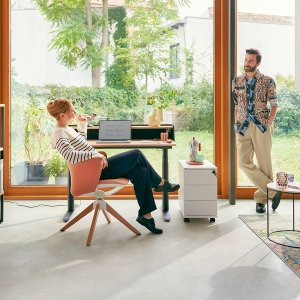 ワインレッドの膜の背とグレーのファブリック座面の二色仕様 se:flair