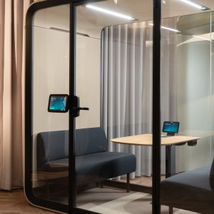 オフィスの会議室として使われる Framery Four